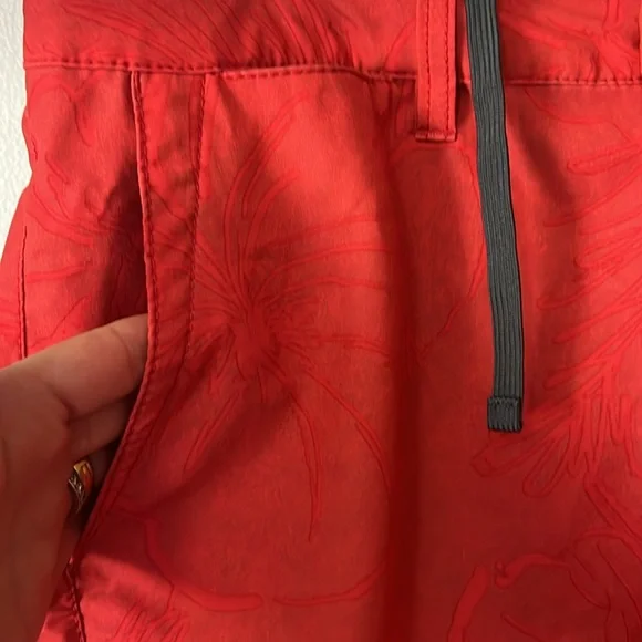 Tommy Bahama Red & Grayish Patterned Relax Shorts- waist 30 - Picture 4 of 6